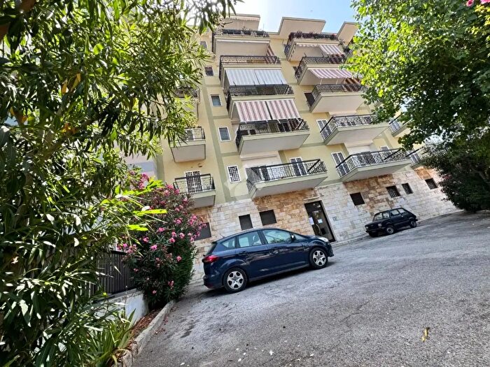 Appartamento con 5 locali in affitto in Via Magna Grecia, Bari