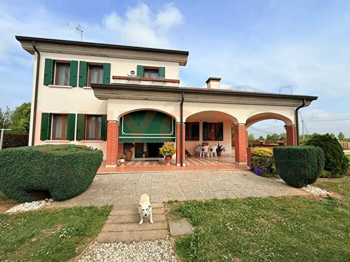 Casa con 6 locali in vendita in Mestrino