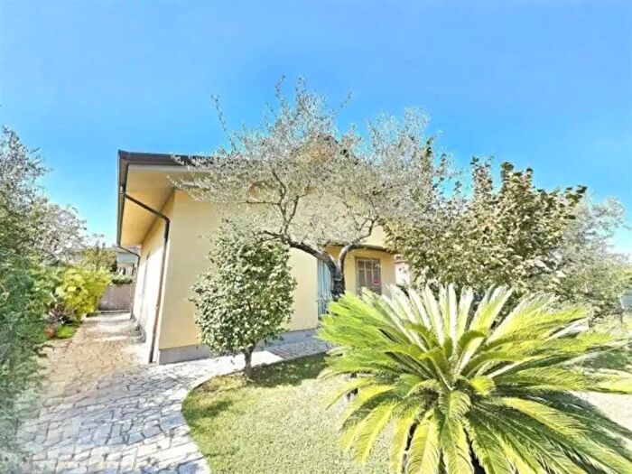 Casa quadrilocale in vendita in Via Podenzana, Massa
