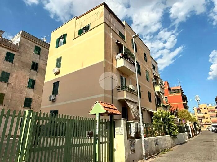 Appartamento trilocale in vendita in Via Pio Joris, Roma