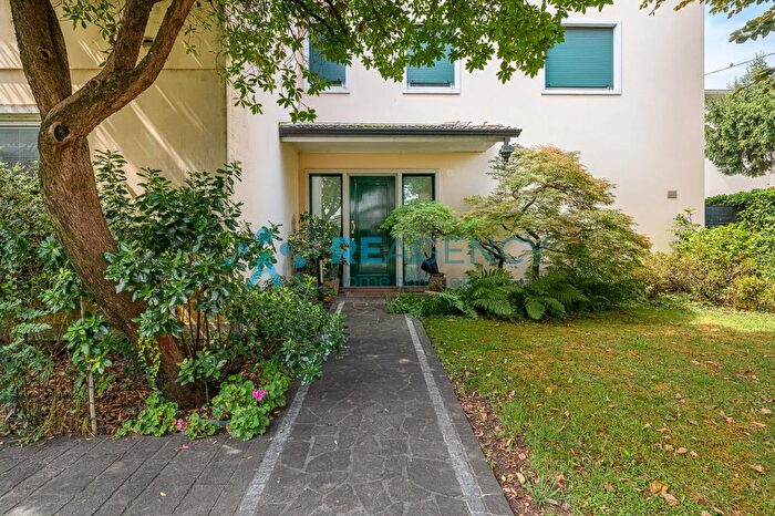 Casa con 7 locali in vendita in Viale Milano, Cornedo Vicentino