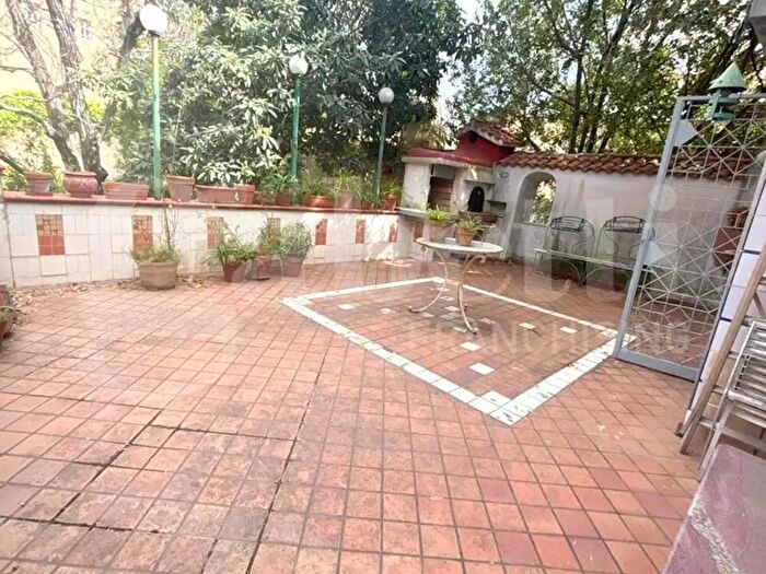 Appartamento con 8 locali in vendita in Via San Carlo alle Mortelle, Napoli