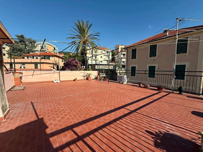 Appartamento quadrilocale in vendita in Via Finale Ligure, Spotorno