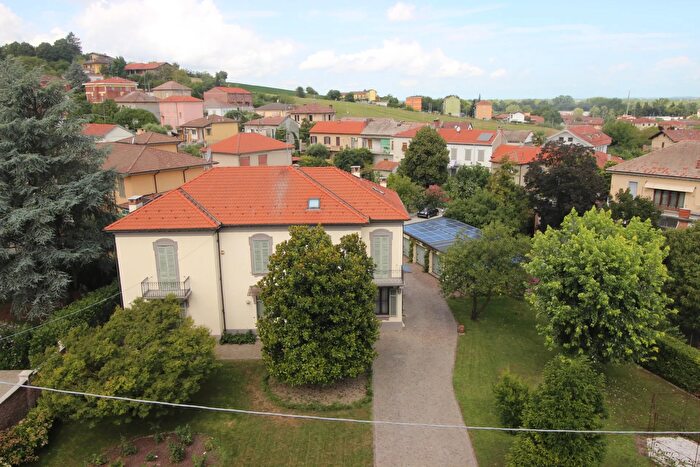 Casa con 8 locali in vendita in Via Salita SantAnna, Casale Monferrato