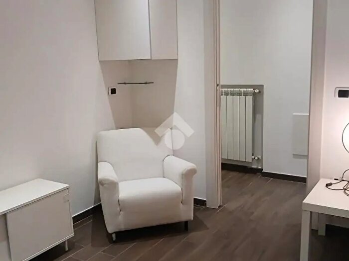 Appartamento trilocale in affitto in Via Gabriele Jannelli Ristrutturato E con Posto Auto, Napoli