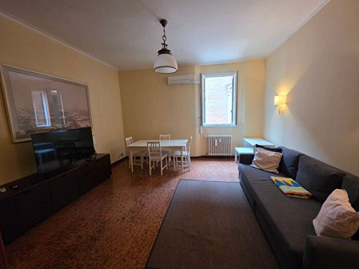 Appartamento trilocale in affitto in Via Goito, Centro Storico, Bologna