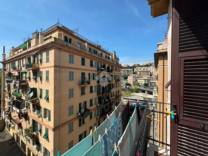 Appartamento trilocale in vendita in Via Bonifacio, Genova