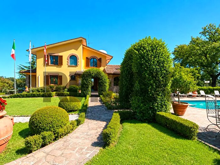 Casa con 12 locali in vendita in Bassano In Teverina