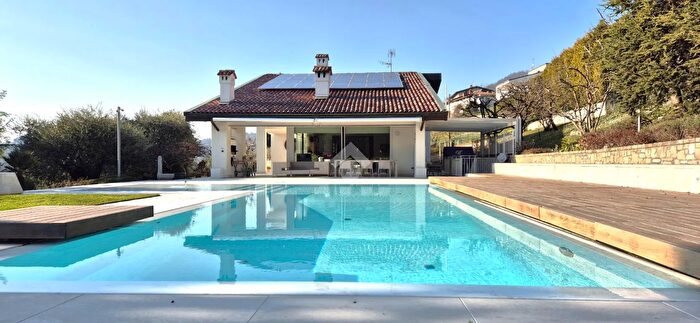 Casa quadrilocale in vendita in Via Costa Muratori, Cenate Sopra