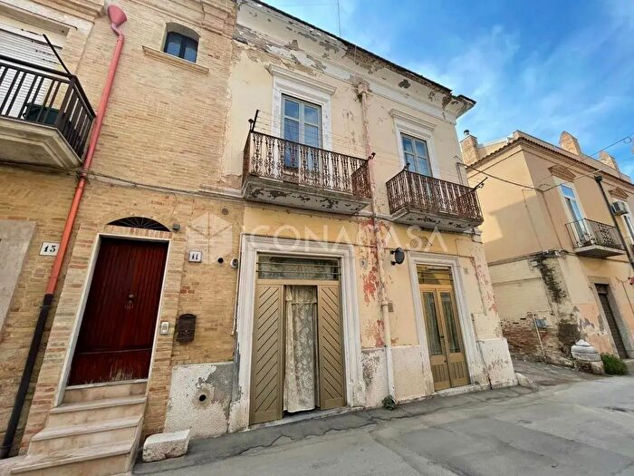 Casa con 6 locali in vendita in Via Ludovico Ariosto, San Severo