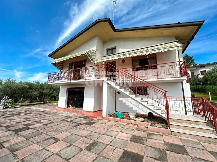 Casa con 7 locali in vendita in Caneva