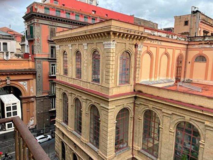 Appartamento trilocale in vendita in Via Enrico Pessina, Napoli