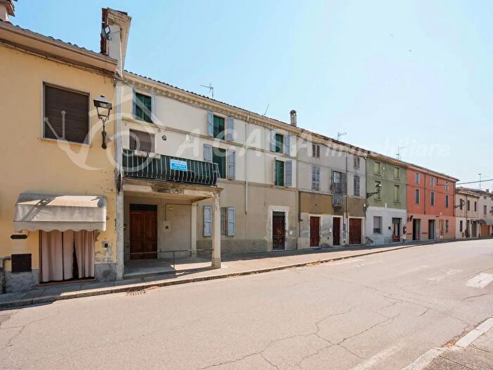 Casa con 11 locali in vendita in Piazza Cesare Battisti, Polesine Zibello
