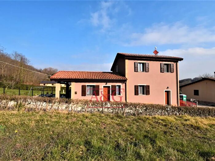 Casa con 8 locali in vendita in Contrada Morico, San Ginesio