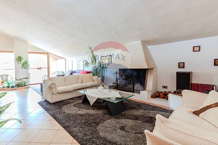 Appartamento con 5 locali in vendita in Via del Priorato, Cagliari