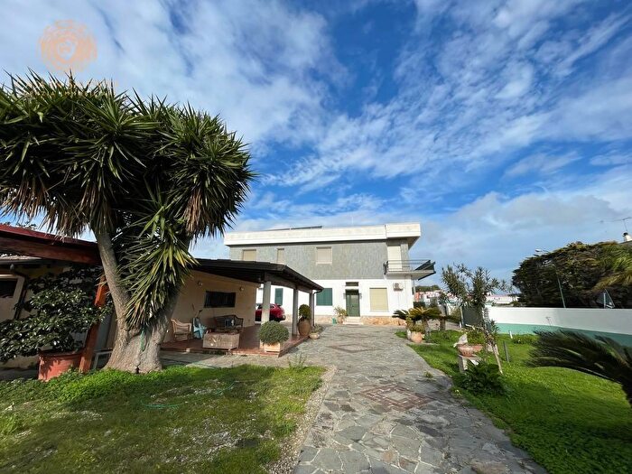 Casa con 18 locali in vendita in Ia Due Giugno, Gagliano Del Capo