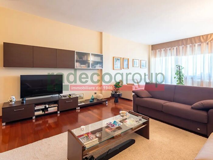 Appartamento con 6 locali in vendita in Via Goito, Livorno