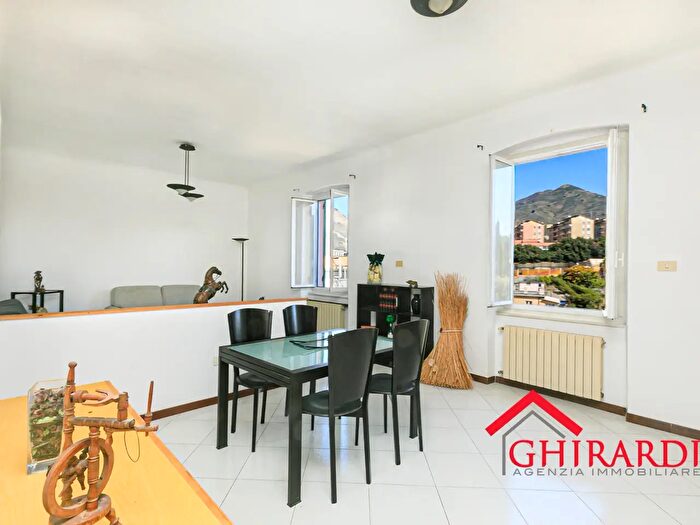 Appartamento con 6 locali in vendita in Via Pier Domenico da Bissone, Genova