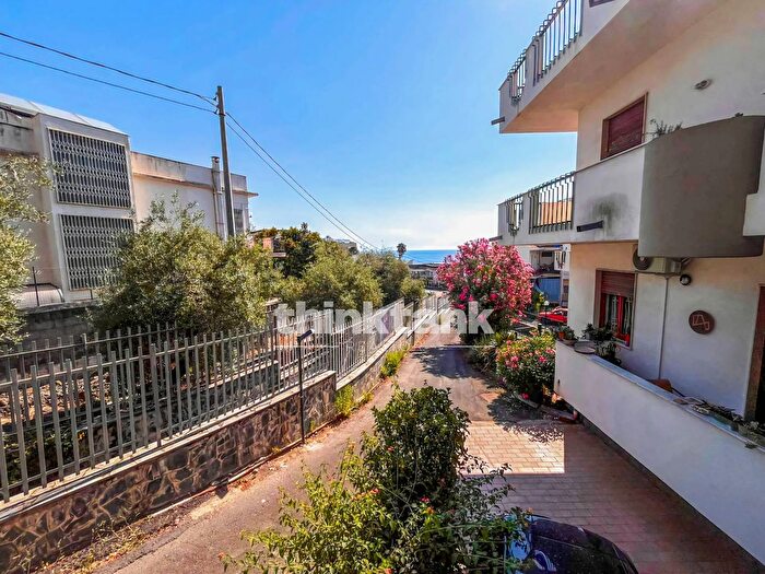 Appartamento con 5 locali in vendita in Via Livorno, Aci Castello