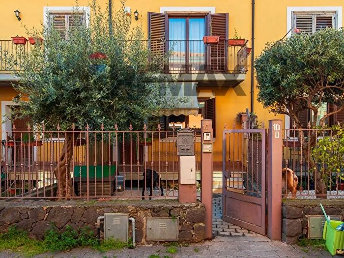 Casa con 7 locali in vendita in Via a Muratori Ludovico d, Trecastagni