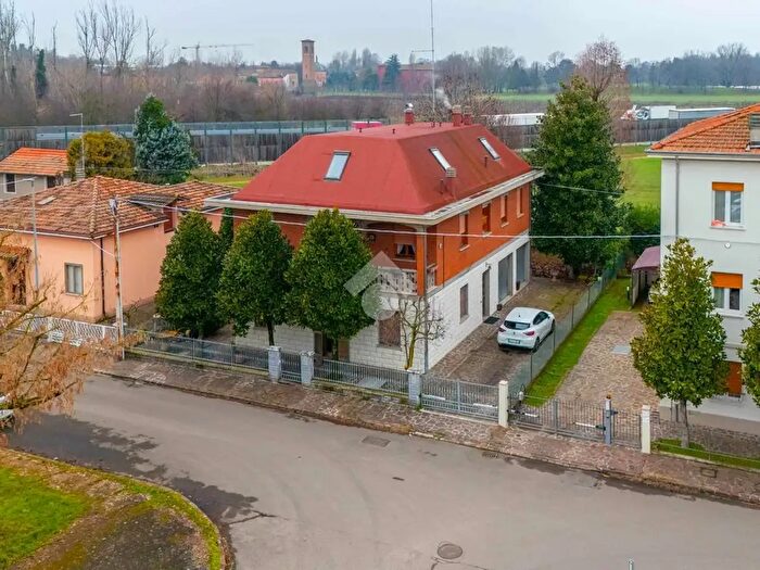 Casa con 5 locali in vendita in Via Vittorio Bottego, Modena