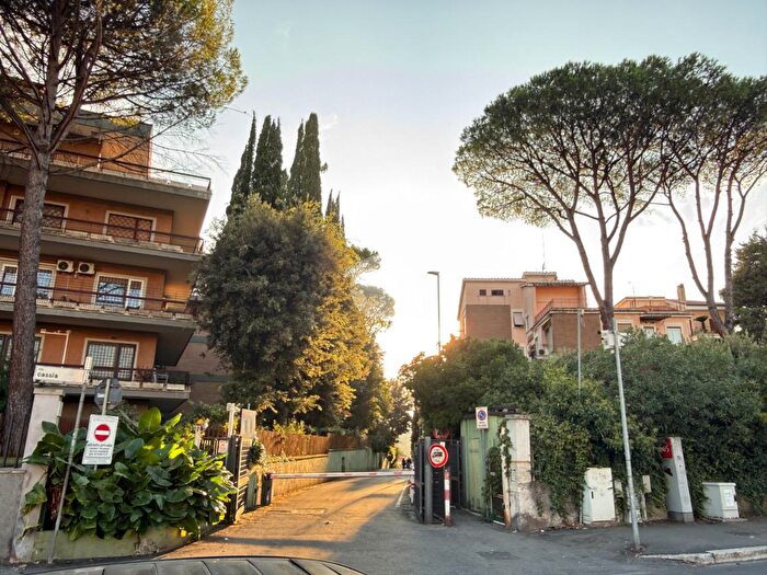 Appartamento trilocale in vendita in Via Gradoli, Roma