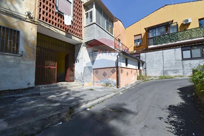 Appartamento trilocale in vendita in Via Lombardia, Catania