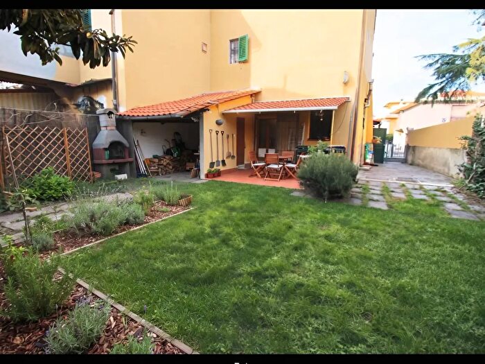 Casa con 7 locali in vendita in Campi Bisenzio