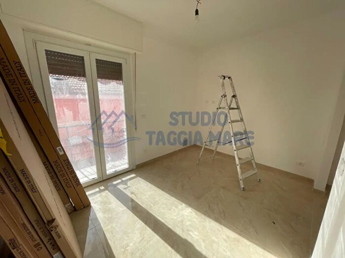 Appartamento trilocale in affitto in Via Nino Bixio, Riva Ligure