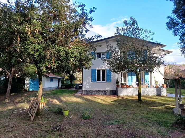 Casa con 10 locali in vendita in Massa