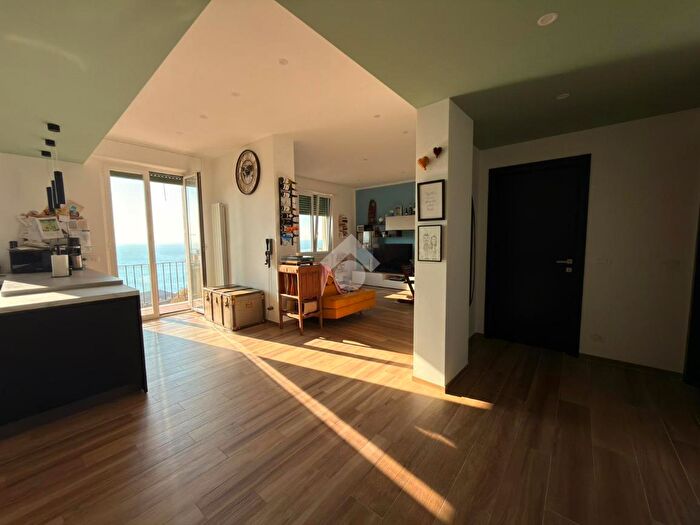 Appartamento con 6 locali in vendita in Via Antonio Viacava, Genova