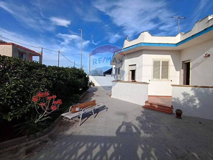 Casa con 6 locali in vendita in Torchiarolo