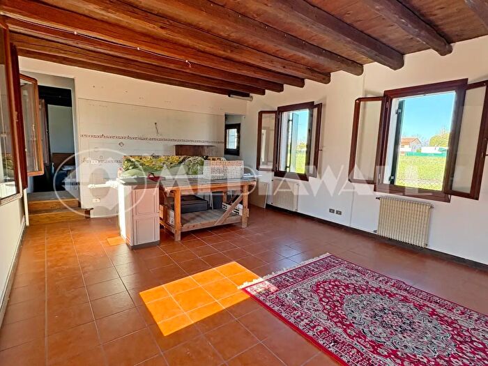 Casa con 8 locali in vendita in Via Giannino Turchetto, Pasiano Di Pordenone