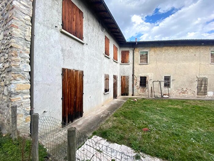 Appartamento con 8 locali in vendita in Via Martiri della Libertà, Corte Franca