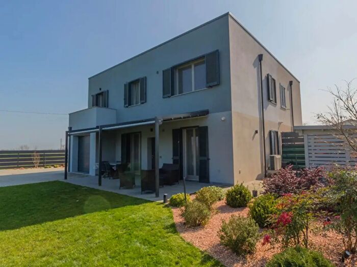 Casa con 6 locali in vendita in Gazzola