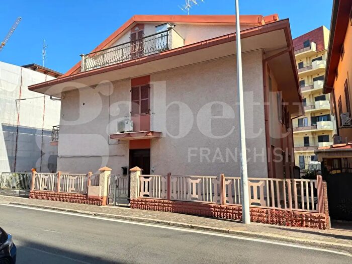 Casa con 15 locali in vendita in Via Cesare Battisti, Alba Adriatica