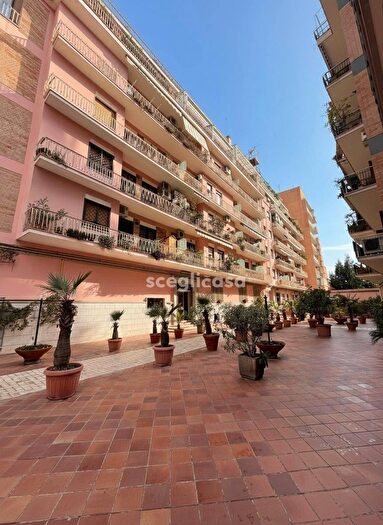 Appartamento trilocale in vendita in Via Casalmonferrato, Roma