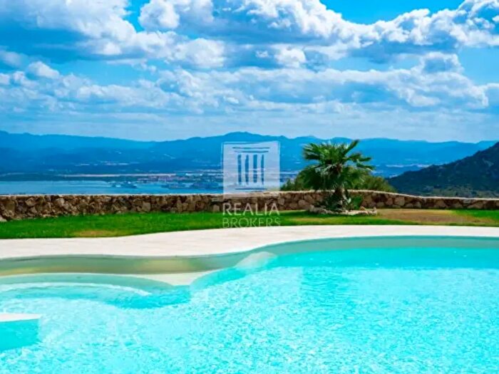 Casa con 6 locali in vendita in Via Sa Bandela, Olbia