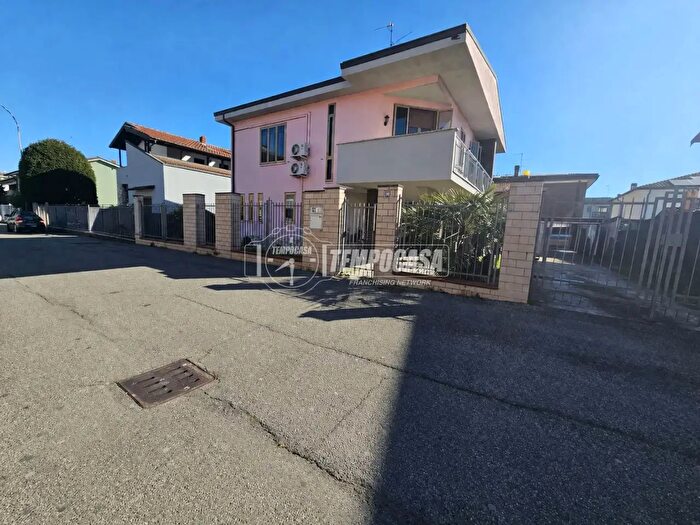 Casa trilocale in vendita in Via Bassiano Martani, Lodi