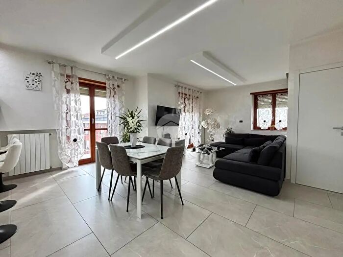 Appartamento con 5 locali in vendita in Via Stazione, None