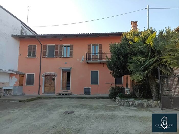 Casa con 8 locali in vendita in Frazione Morialdo, Castelnuovo Don Bosco