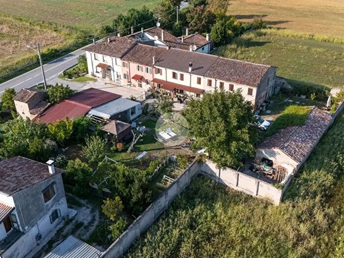 Casa quadrilocale in vendita in Via Cisa, Borgo Virgilio