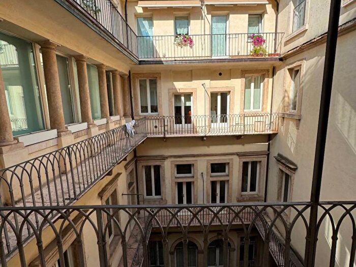 Appartamento con 6 locali in affitto in Via Leoncino, Centro Storico, Verona