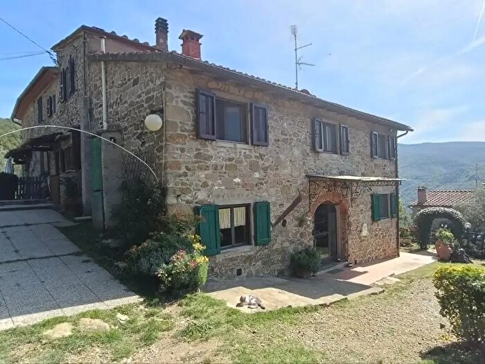Casa con 8 locali in vendita in Dicomano
