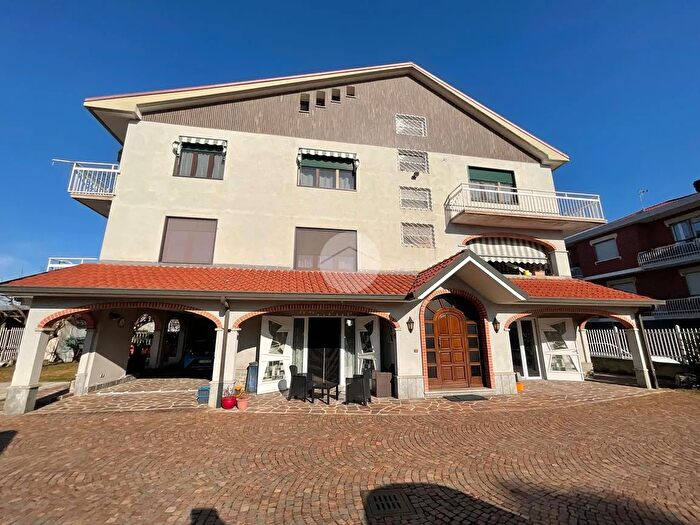 Casa con 10 locali in vendita in Via Nigra, Leini