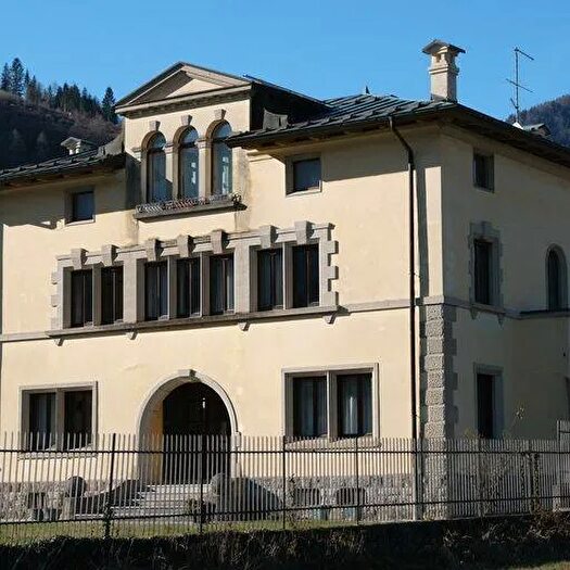 Casa con 11 locali in vendita in Via Novembre Sutrio, Sutrio