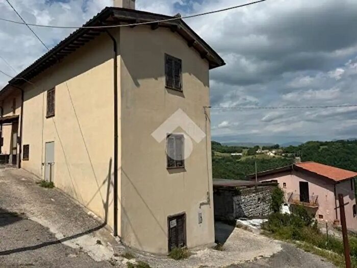 Casa trilocale in vendita in Località Apagni, Sellano