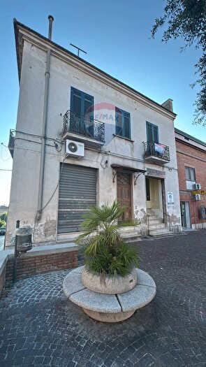 Casa trilocale in vendita in Piazza Roma Snc, Sessa Aurunca