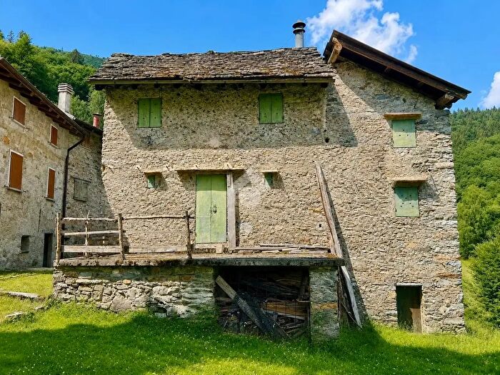 Casa quadrilocale in vendita in Via Bascarino, Stazzona