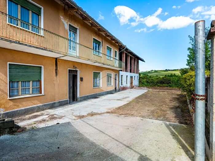 Casa con 6 locali in vendita in Frazione SantAntonio, Cherasco